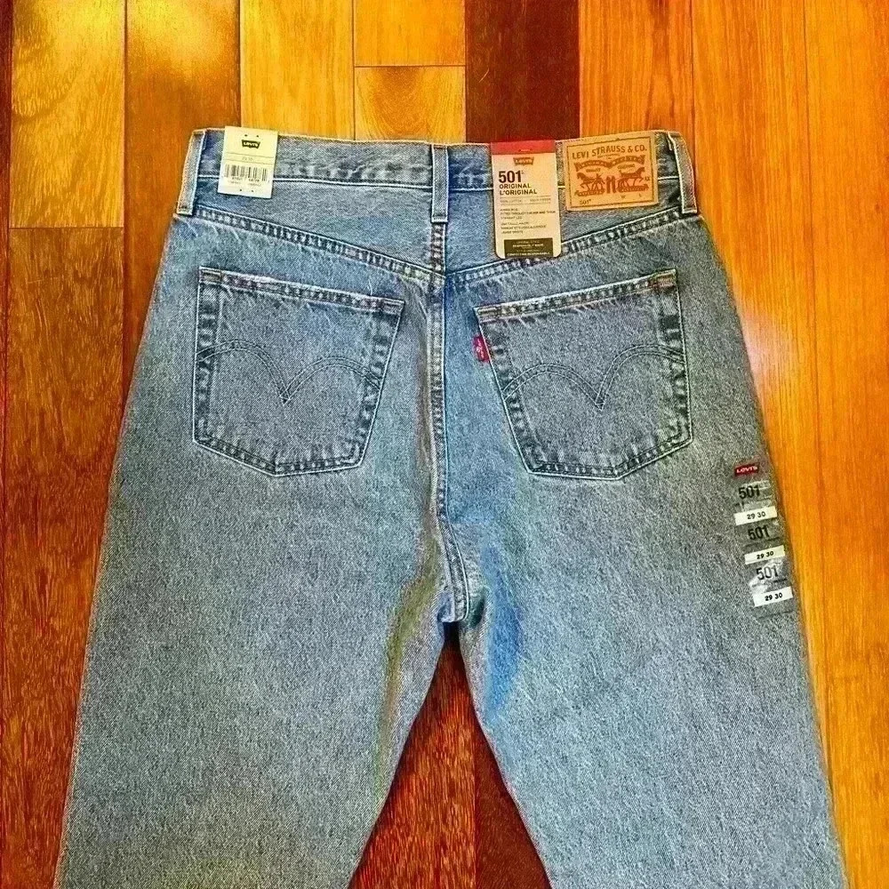 Levi’s |  Women’s straight leg light wash 501s size 29/30 BNWT - Picture 4 of 11